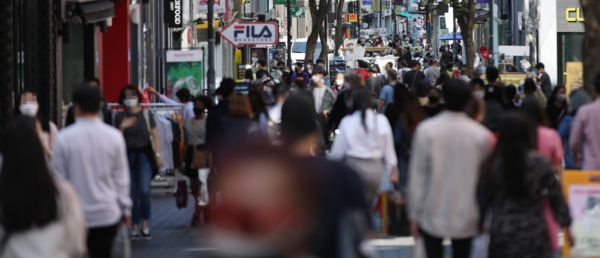 서울 명동 거리에서 시민들이 걸어가고 있다./연합뉴스