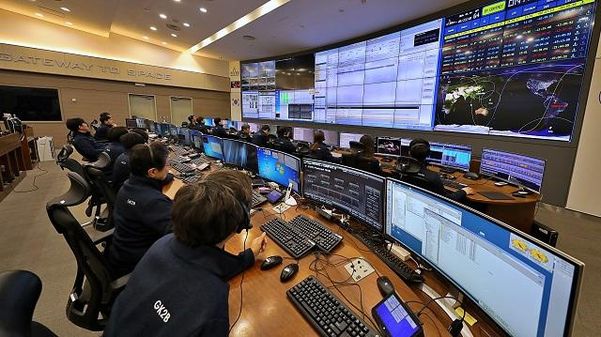 한국항공우주연구원 위성운영부 직원들이 관제실에서 인공위성 상태를 모니터링하고 있다./항우연 제공