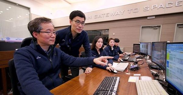 관제 업무 중인 항우연 위성운영부 직원들./항우연 제공