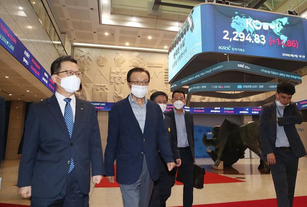 이해찬 더불어민주당 대표와 정지원 한국거래소 이사장이 8월 5일 오전 서울 여의도 한국거래소 서울사무소에서 열린 K뉴딜위원회 뉴딜펀드 현장간담회에 참석하기 위해 이동하고 있다. / 연합뉴스