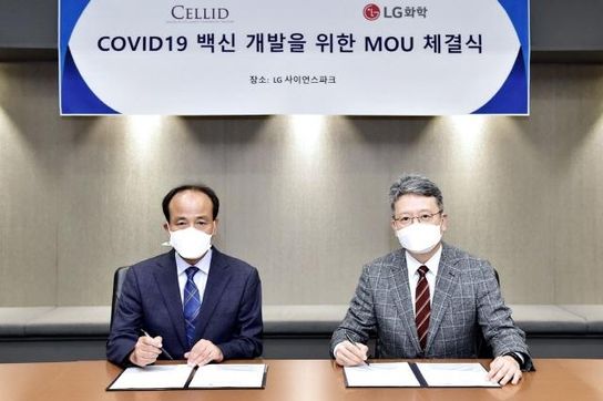 강창율 셀리드 대표(왼쪽)와 손지웅 LG화학 생명과학본부장이 코로나19 백신 개발과 대량생산을 위한 업무협약 체결 이후 기념촬영을 하고 있는 모습. /LG화학