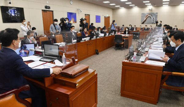 지난달 24일 국회 과학기술정보방송통신위원회 전체회의에서 박광온 위원장이 의사봉을 두드리고 있다./연합뉴스
