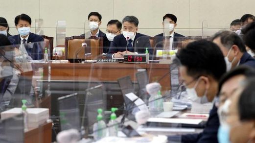 박능후 보건복지부 장관이 7일 국회에서 열린 보건복지위원회 국정감사에서 답변하고 있다. /연합뉴스