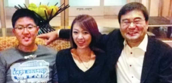 이상직 무소속 국회의원(오른쪽부터), 딸 이수지 이스타홀딩스 대표, 아들 이원준씨. /이스타항공 직원 제공