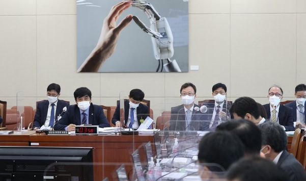 한상혁 방송통신위원장이 8일 오전 서울 여의도 국회에서 열린 과학기술정보방송통신위원회의 방통위에 대한 국정감사에 출석해 의원 질의에 답하고 있다. 오른쪽은 강상현 방송통신심의위원회 위원장. /연합뉴스