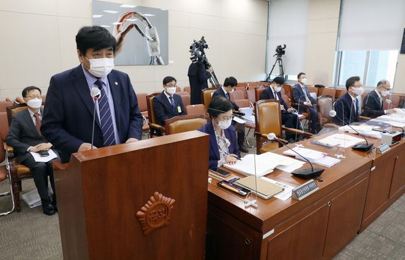 한상혁 방송통신위원장이 8일 오전 서울 여의도 국회에서 열린 과학기술정보방송통신위원회방통위 국정감사에 출석, 업무보고를 하고 있다. /연합뉴스