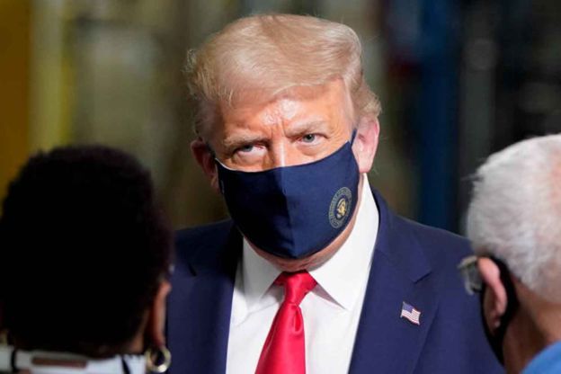 도널드 트럼프 미국 대통령이 2020년 8월 6일 오하이오주(州)에 있는 월풀 세탁기 공장을 방문해 직원들의 이야기를 듣고 있다. /로이터 연합뉴스