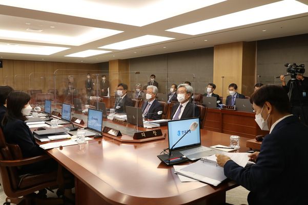 이주열 한은 총재(가운데)가 14일 오전 서울 중구 한은 본관에서 열린 금융통화위원회 본회의에서 회의를 주재하고 있다./한은 제공
