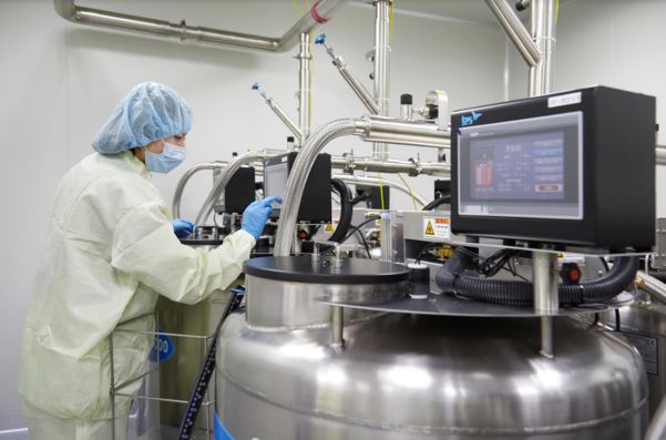 차바이오텍 연구원이 세포 보관소의 상태를 확인하고 있다./차바이오텍 제공