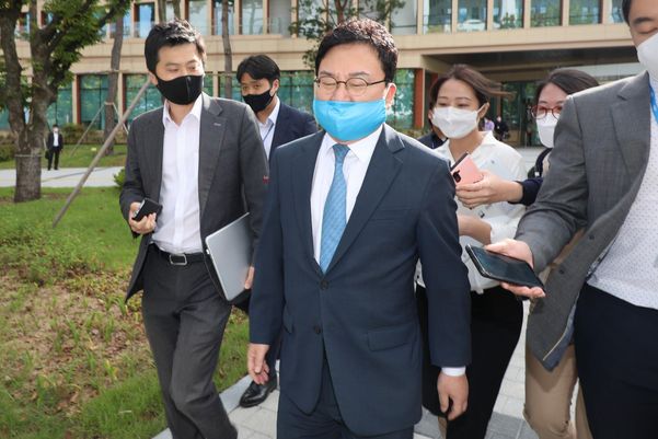 이스타항공 창업주인 더불어민주당 이상직 의원이 지난달 24일 오후 국회 소통관에서 탈당 기자회견을 마친 뒤 이동하고 있다. /연합뉴스
