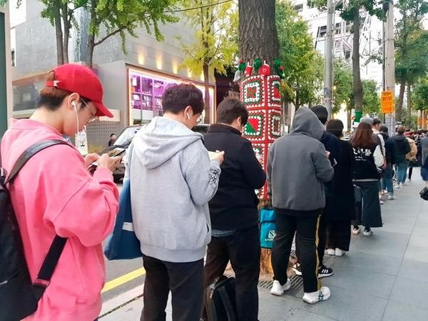 가로수길 애플스토어에서 지난해 아이폰11 시리즈와 애플워치5를 구매하기 위해 줄을 선 고객들. /이경탁 기자