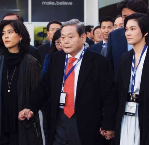 이건희 회장이 지난 2010년 미국 라스베가스에서 열린 세계 최대 가전전시회(CES)에서 장녀 이부진(왼쪽) 호텔신라 전무와 차녀 이서현 제일모직 전무의 손을 잡고 있다. /삼성전자 제공