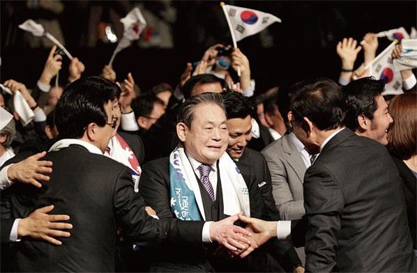 2011년 7월 남아프리카공화국 더반에서 열린 IOC 총회에서 평창이 개최지로 선정된 후 눈물을 보이는 이건희 회장. /로이터