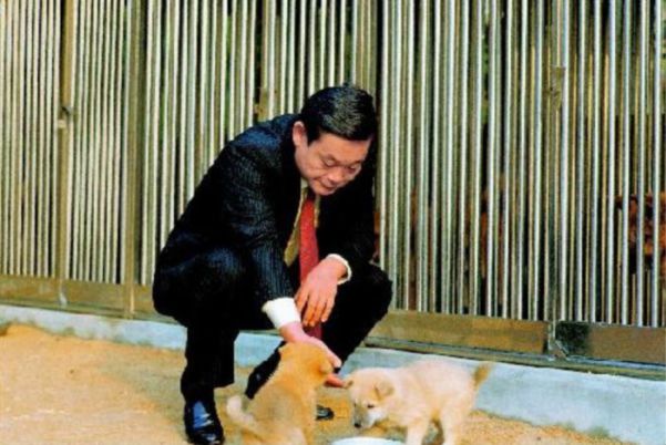 이건희 삼성전자 회장이 진돗개를 돌보고 있다. /조선일보DB