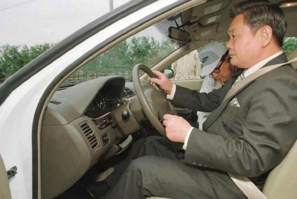 이건희 삼성전자 회장이 1997년 5월 12일 이듬해 3월 시판됐던 삼성 중형차를 시승하고 있는 모습이다. /조선일보DB