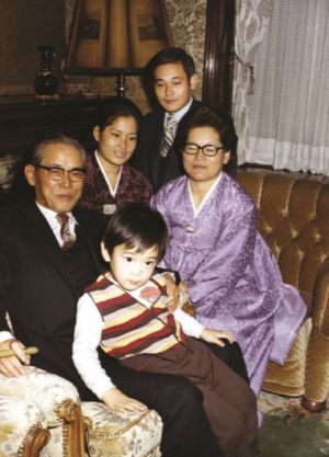 장충동 자택에서 촬영한 고 이병철 삼성그룹 창업주와 고 이인희 전 한솔그룹 고문, 고 이건희 회장, 이명희 신세계 회장, 이재용 삼성전자 부회장의 모습./삼성 제공