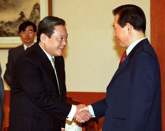 2001년 5월 12일 청와대에서 김대중 전 대통령과 악수하는 이건희 회장. /연합뉴스