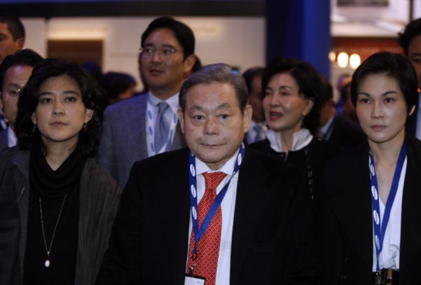 2010년 이재용 삼성전자 부회장, 이부진 호텔 신라 사장, 이서현 삼성복지재단 이사장과 CES2010에 참석한 이건희 회장./연합뉴스