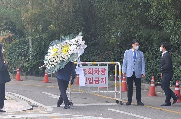 25일 고(故) 이건희 삼성그룹 회장의 빈소가 마련될 삼성서울병원 장례식장 지하주차장 안으로 조화가 들어가고 있다. /정민하 기자