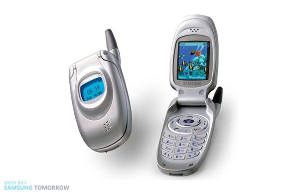 ‘SGH-T100’! 컬러 화면에 조약돌을 닮은 디자인이 결합돼 삼성 휴대전화의 신기원을 달성한 모델. 단일 모델로선 사상 최초로 1000만 대가 팔린 제품이다. /삼성전자