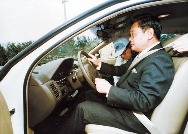 이건희 회장이 1997년 5월 삼성자동차 부산공장 설비가동식에 참가해 개발 중인 자동차 시제품(KPQ)을 시승하고 있다.