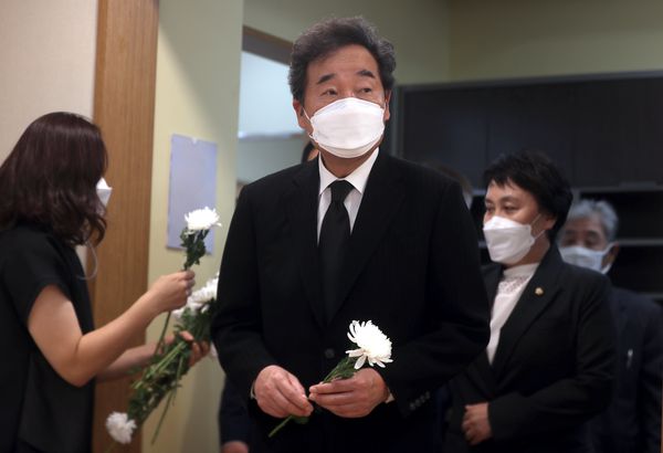 더불어민주당 이낙연 대표가 5일 오후 이이효재 이화여대 명예교수 빈소가 마련된 경남 창원시 성산구 창원경상대학교병원 장례식장을 찾아 조문하고 있다./연합뉴스