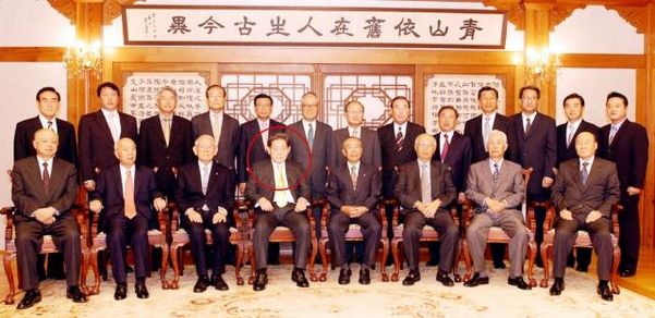 2004년 10월 14일 서울 용산구 한남동 승지원에서 개최된 전경련 회장단회의 및 만찬회에서 기념촬영하는 이건희 회장(붉은원). /연합뉴스