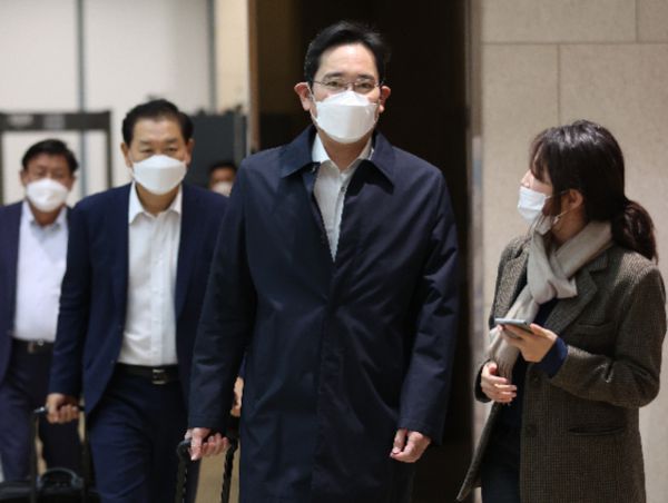 이재용 삼성전자 부회장이 베트남 출장을 마친 뒤 23일 오전 서울 서울 강서구 김포비즈니스항공센터를 통해 귀국하고 있다. /연합뉴스