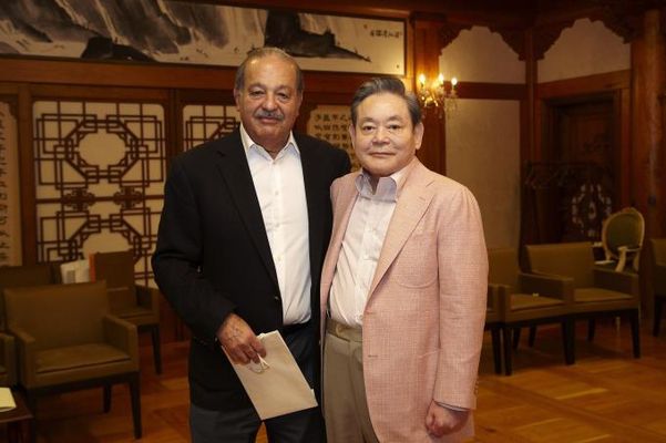 이건희 삼성전자 회장(오른쪽)이 지난 2012년 서울 한남동 승지원에서 카를로스 슬림 텔맥스텔레콤 회장과 만찬을 가졌다. / 조선DB