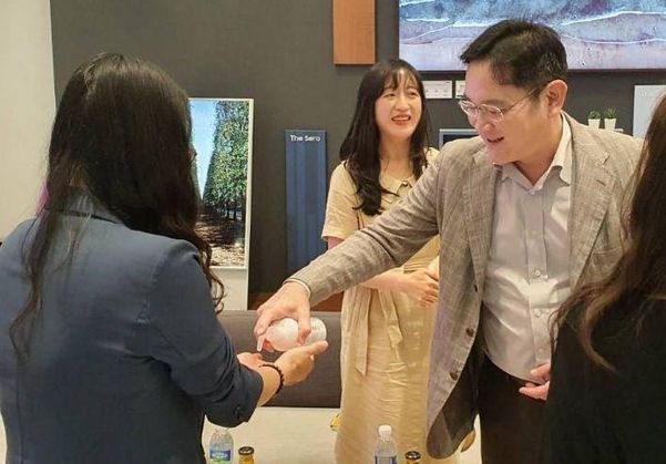 이재용 삼성전자 부회장이 지난 8월 삼성전자 수원사업장에서 여성 임직원들과 이야기하는 모습. / 삼성전자 제공