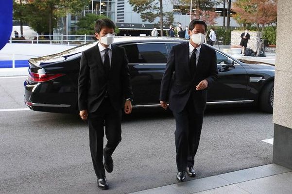 이건희 삼성그룹 회장이 별세한 25일 정몽규 HDC그룹 회장(왼쪽)과 정몽윤 현대해상 회장이 서울 강남구 삼성서울병원 장례식장에 마련된 빈소로 향하고 있다. /연합뉴스