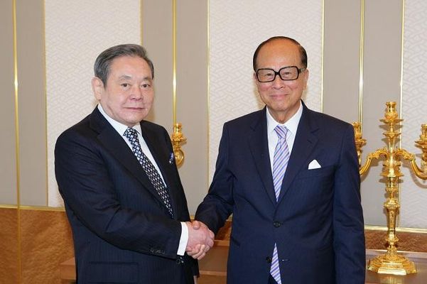 이건희 삼성전자 회장은 지난 2012년 리카싱 청콩그룹 회장(오른쪽)을 만나 휴대폰, LTE 통신망 구축, 플랜트, 건설, 엔지니어링 등 양 그룹간 협력방안을 논의했다. /삼성그룹 제공
