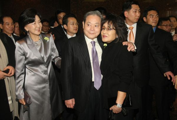 생전의 이건희 삼성그룹 회장과 이명희 신세계그룹 회장./연합뉴스