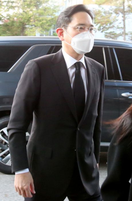 이재용 삼성전자 부회장이 25일 오후 4시 54분쯤 서울 강남구 삼성서울병원 장례식장에 마련된 고 이건희 삼성그룹 회장의 빈소로 이동하고 있다. /박상훈 기자