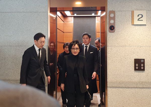 고(故) 이건희 삼성그룹 회장의 동생인 이명희 신세계그룹 회장이 26일 빈소를 찾아 고인을 애도했다. 사진은 지난 지난 1월 고(故) 신격호 롯데그룹 명예회장 빈소를 찾은 이명희 신세계 회장과 정용진 부회장. /조선DB