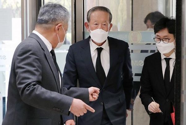 허창수 전국경제인연합 회장(가운데)이 27일 오후 고 이건희 삼성그룹 회장의 빈소가 마련된 서울 강남구 삼성서울병원 장례식장에 들어서고 있다. /연합뉴스