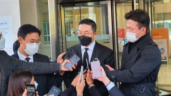 구광모 LG 회장이 27일 서울 강남구 삼성서울병원 장례식장에 마련된 고 이건희 삼성그룹 회장의 빈소를 찾아 조문한 뒤 취재진의 질문을 받고 있다. /뉴시스