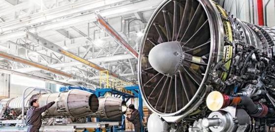 한화에어로스페이스 창원 공장에서 작업자들이 항공기 엔진을 조립하고 있다./한화그룹 제공