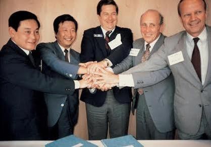 삼성정밀공업은 1985년 6월 프랑스 파리 에어쇼에서 미국 프랫앤드휘트니(P&W)와 항공기 엔진 공동개발·생산 협약을 맺었는데, 협약식에는 당시 이건희 삼성 부회장(맨 왼쪽)이 직접 참석했다./조선일보 DB