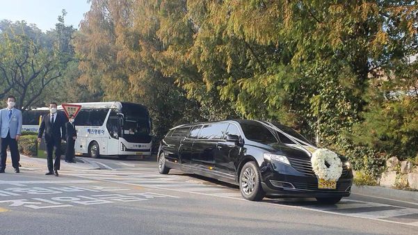 28일 오전 8시 50분쯤 고(故) 이건희 삼성그룹 회장의 운구차가 장례식장을 빠져나가고 있다. /정민하 기자