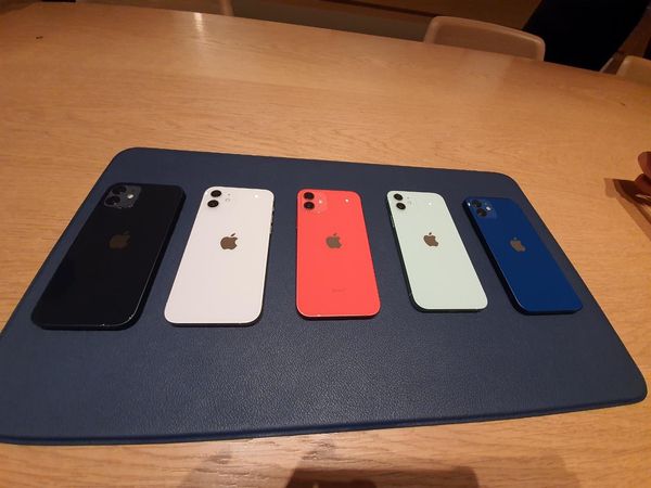 애플스토어 내 아이폰12 모습. /이경탁 기자