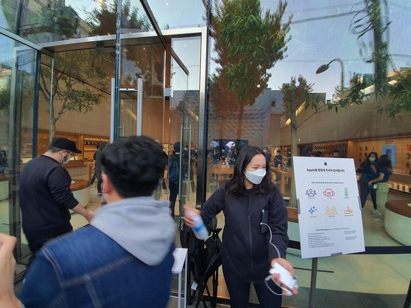 30일 오전 8시 애플스토어가 개장하자 고객들이 입장하는 모습. /이경탁 기자