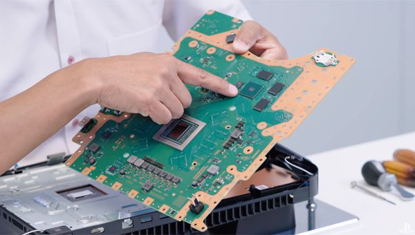 소니 플레이스테이션5 제품을 분해하는 영상 /SIEK 유튜브 캡처