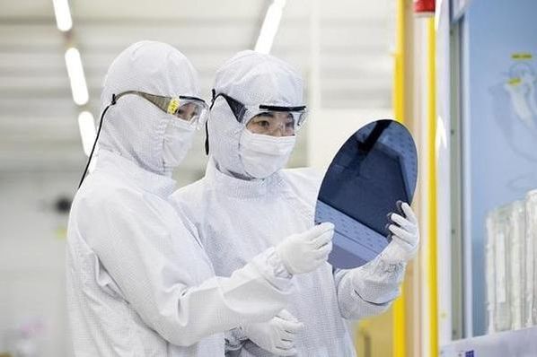 삼성전자 연구원이 생산된 반도체 웨이퍼의 품질을 점검하고 있다. /조선DB