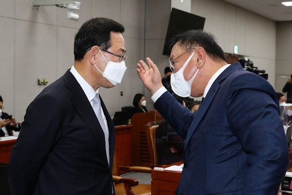 국회 운영위원장인 더불어민주당 김태년 원내대표(오른쪽)와 국민의힘 주호영 원내대표가 4일 국회 운영위원회 국정감사장에서 대화를 하고 있다./연합뉴스