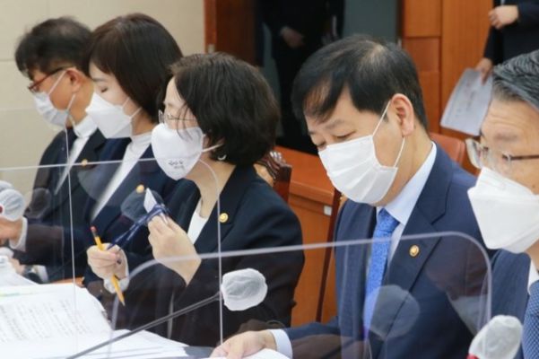 조성욱 공정거래위원장 등이 4일 국회 정무위원회 전체회의에 출석하고 있다./연합뉴스