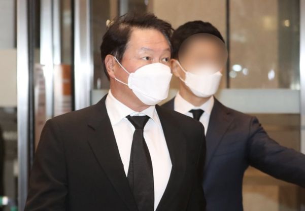 지난 26일 고 이건희 회장 빈소를 찾은 최태원 SK그룹 회장. /연합뉴스