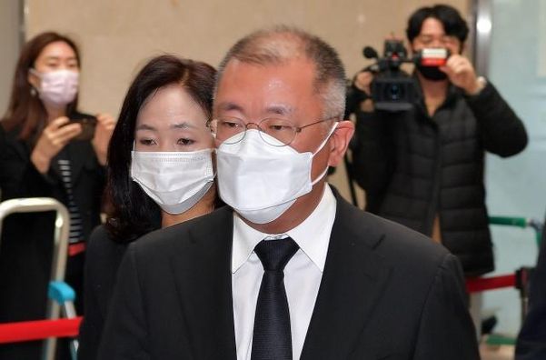 정의선 현대차그룹 회장이 지난 26일 오전 고 이건희 삼성그룹 회장 빈소가 마련된 서울 강남구 서울삼성병원 장례식장에 들어서고 있다. /연합뉴스