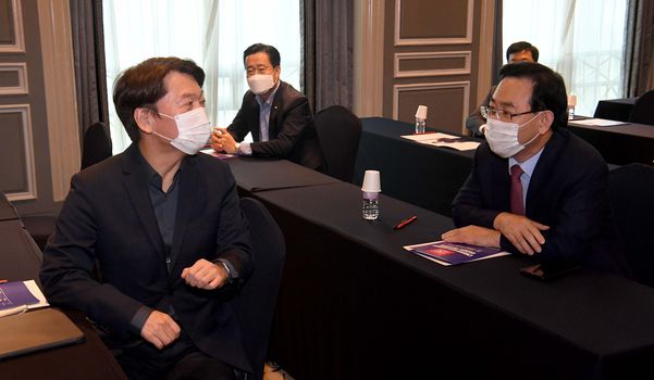 국민의당 안철수 대표(왼쪽)와 국민의힘 주호영 원내대표가 23일 오전 서울 여의도 켄싱턴호텔에서 ‘대한민국의 미래와 야권의 혁신과제’를 주제로 열린 ‘대한민국 미래혁신포럼’에서 대화하고 있다./연합뉴스