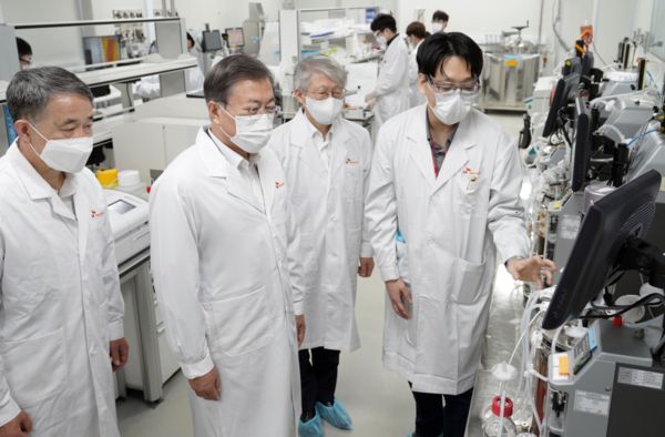 문재인 대통령이 10월 15일 코로나19 백신 개발 기업인 경기도 성남 소재의 SK바이오사이언스를 방문, 이건세 SK바이오사이언스 연구팀장으로부터 연구시설에 대한 설명을 듣고 있다./연합뉴스
